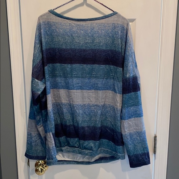 🌻🌻 never worn shirt from amazon - Picture 2 of 2